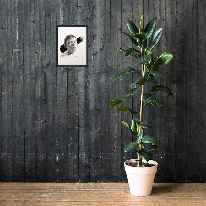 Frau im Licht - Poster im Rahmen schwarz / 30x45 cm artlia
