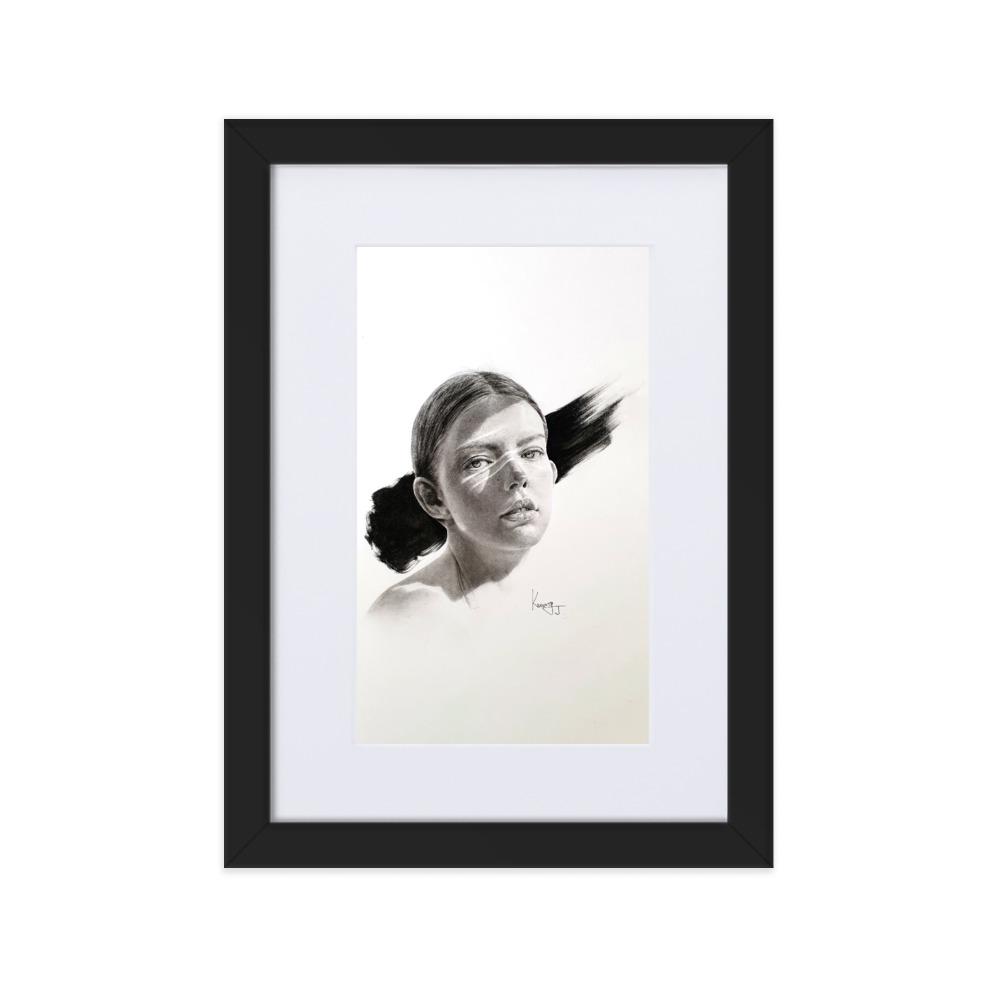 Frau im Licht - Poster im Rahmen mit Passepartout schwarz / 21×30 cm artlia