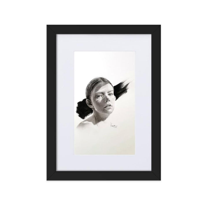 Frau im Licht - Poster im Rahmen mit Passepartout schwarz / 21×30 cm artlia