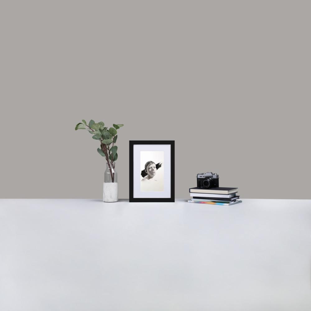 Frau im Licht - Poster im Rahmen mit Passepartout schwarz / 30×40 cm artlia
