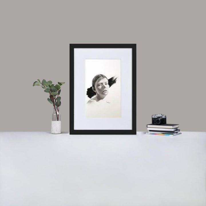 Frau im Licht - Poster im Rahmen mit Passepartout schwarz / 50×70 cm artlia