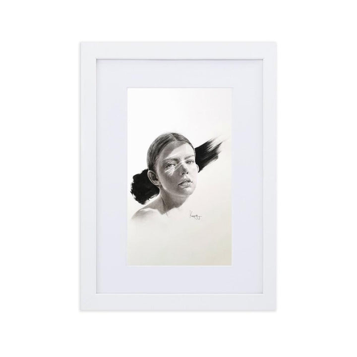 Frau im Licht - Poster im Rahmen mit Passepartout weiß / 21×30 cm artlia