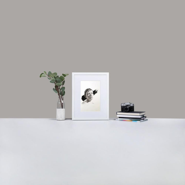 Frau im Licht - Poster im Rahmen mit Passepartout weiß / 30×40 cm artlia