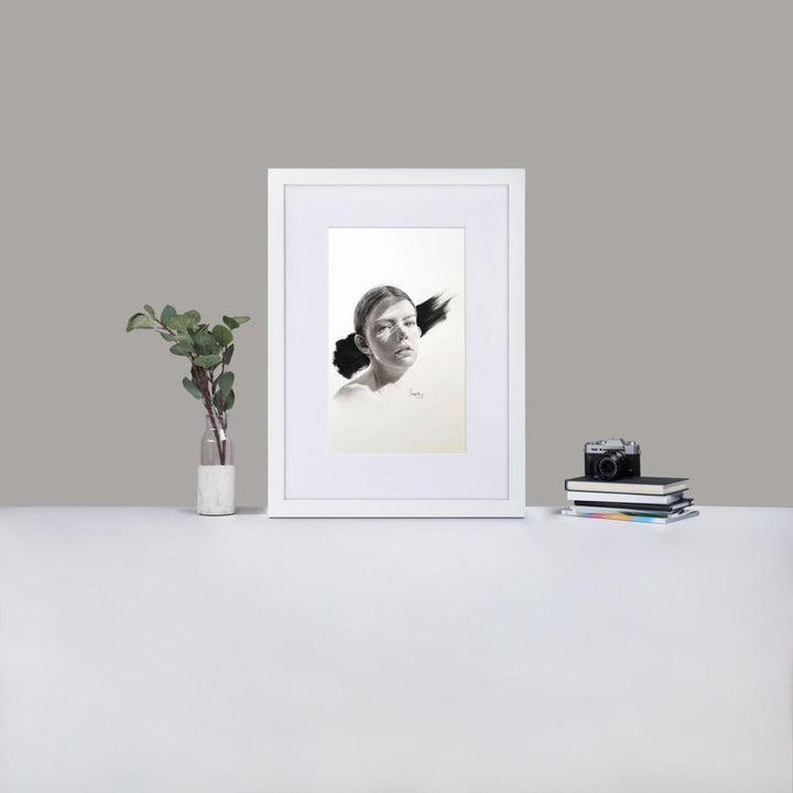 Frau im Licht - Poster im Rahmen mit Passepartout weiß / 50×70 cm artlia