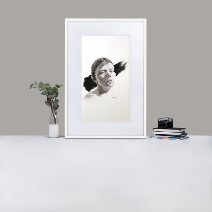 Frau im Licht - Poster im Rahmen mit Passepartout weiß / 61×91 cm artlia