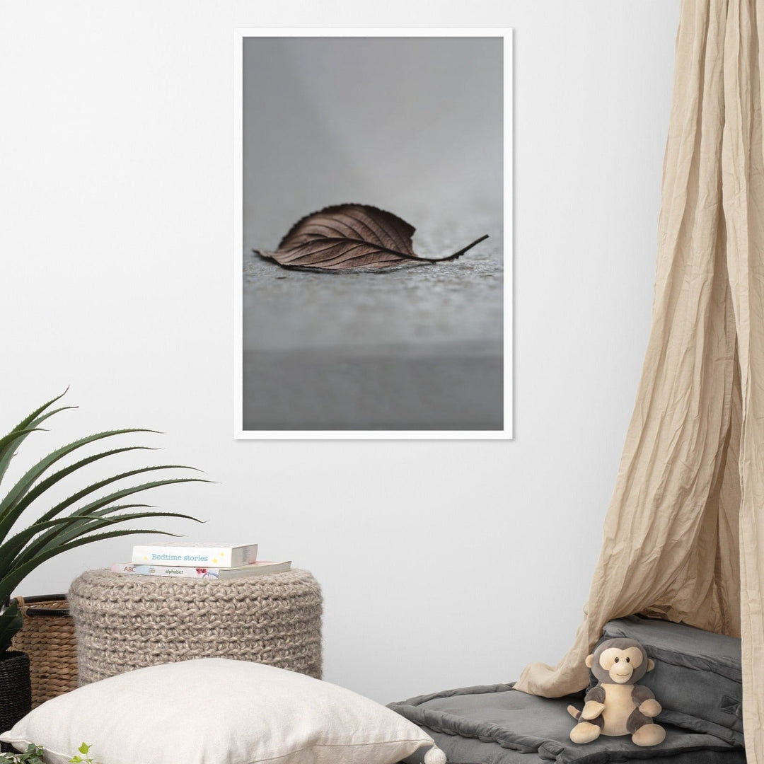 gefallenes Blatt - Poster im Rahmen artlia