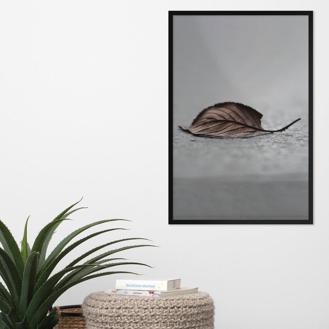 gefallenes Blatt - Poster im Rahmen artlia