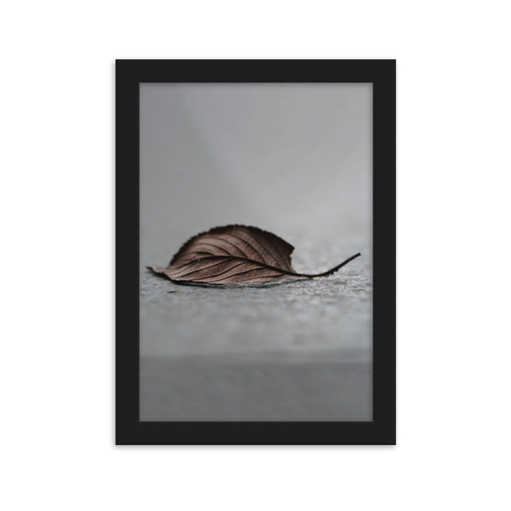 gefallenes Blatt - Poster im Rahmen Schwarz / 21×30 cm artlia