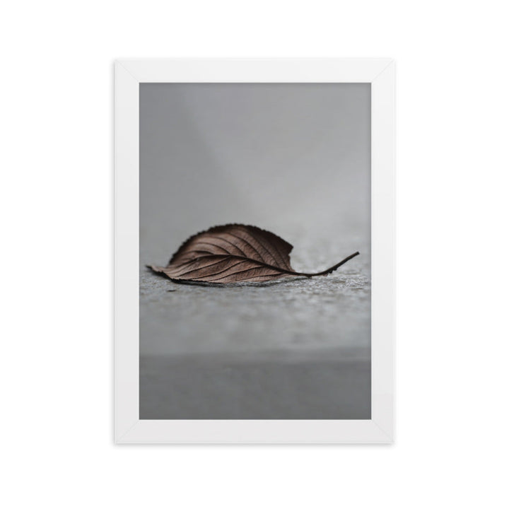 gefallenes Blatt - Poster im Rahmen Weiß / 21×30 cm artlia
