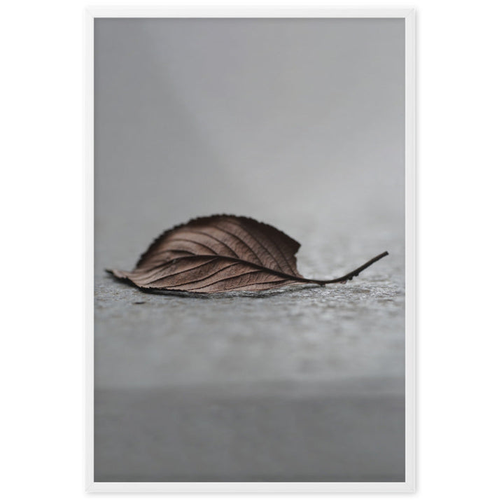 gefallenes Blatt - Poster im Rahmen Weiß / 61×91 cm artlia