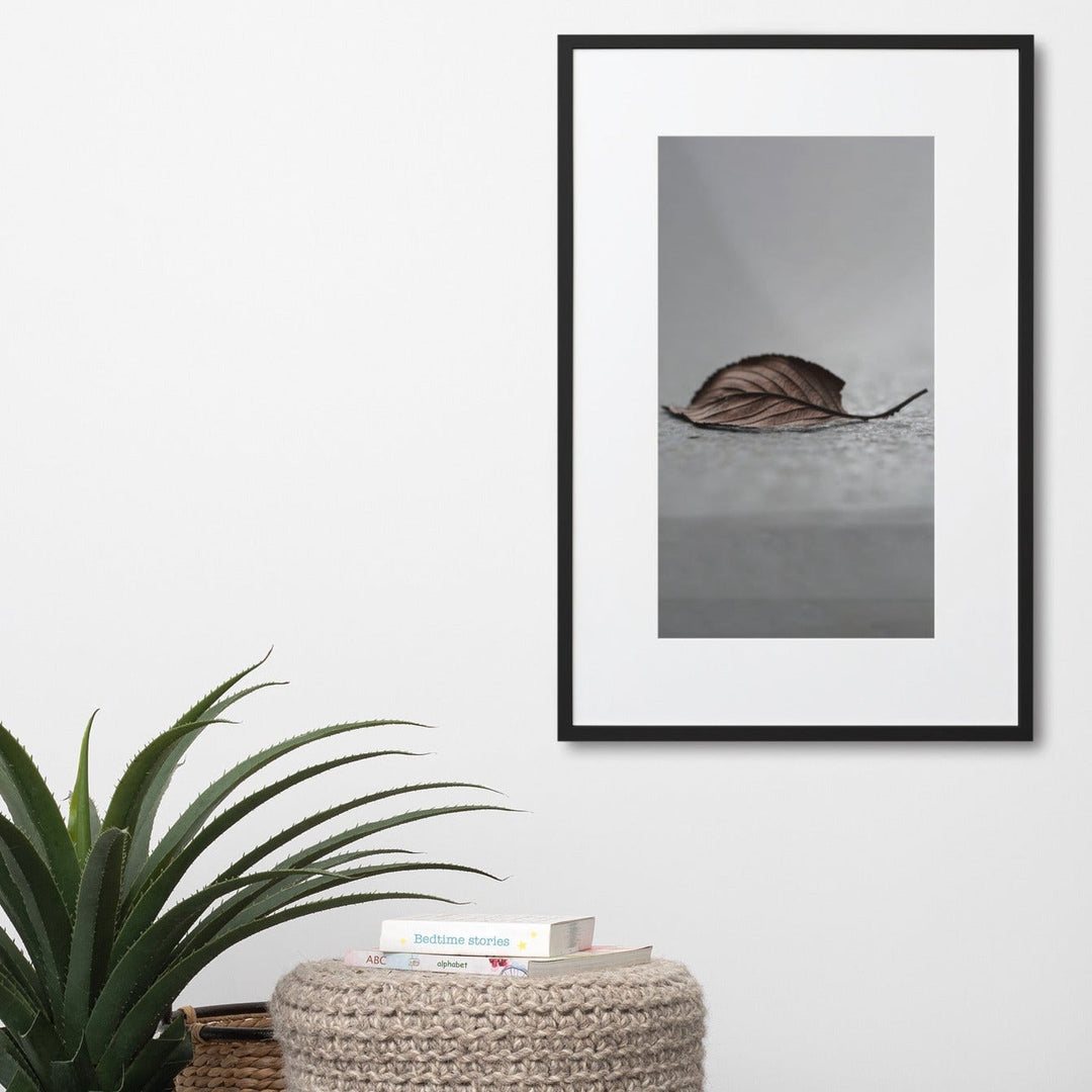 gefallenes Blatt - Poster im Rahmen mit Passepartout artlia