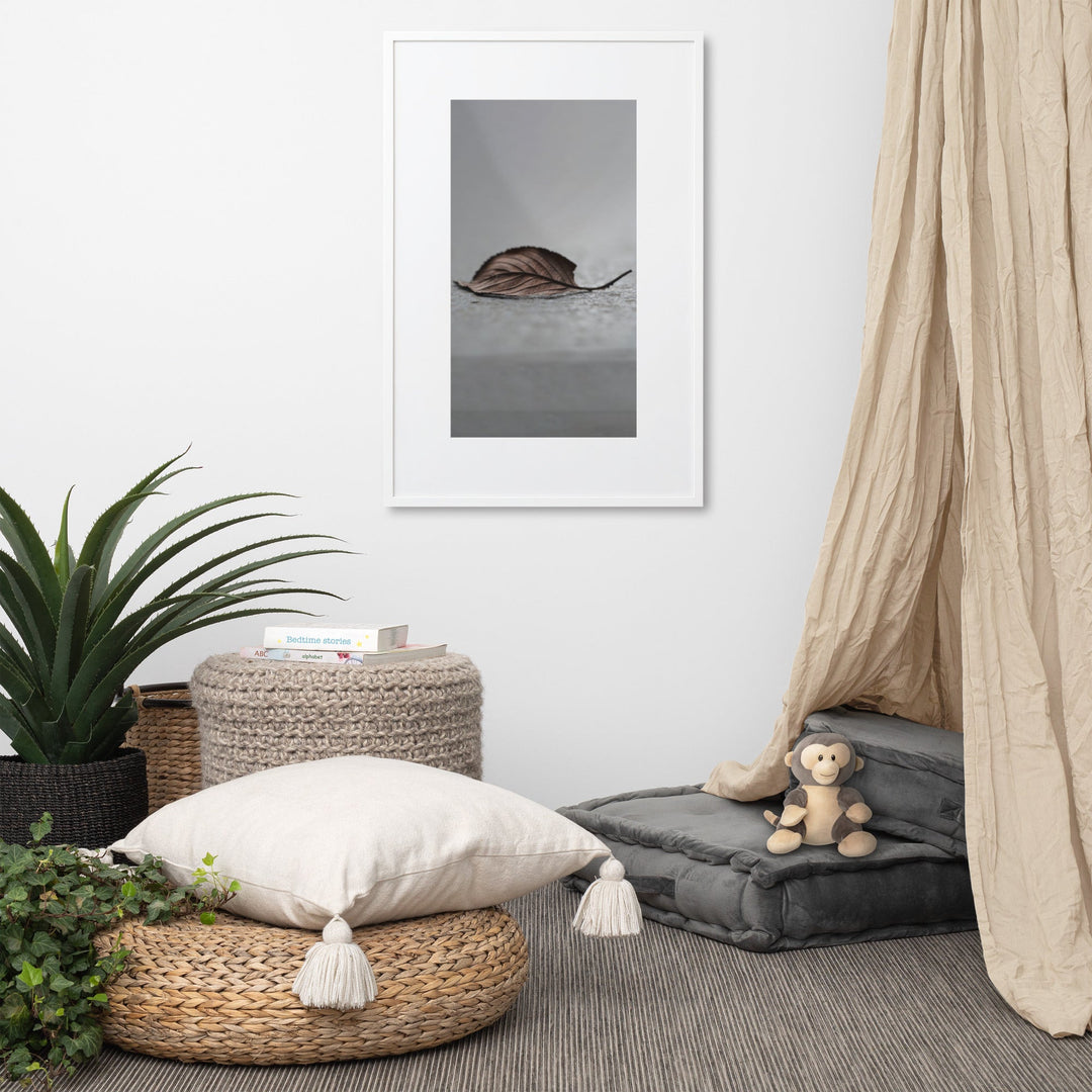 gefallenes Blatt - Poster im Rahmen mit Passepartout artlia