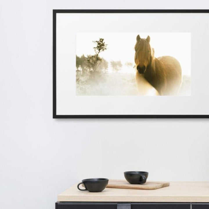 Pferd im Traum - Poster im Rahmen mit Passepartout artlia