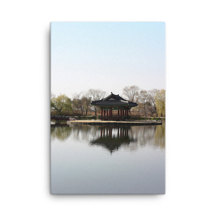 Leinwand - Pavillon mitten im Wasser 61x91 cm artlia