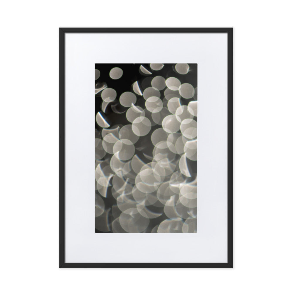 Lichtblasen - Poster im Rahmen mit Passepartout Schwarz / 50×70 cm artlia