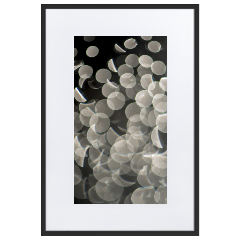 Lichtblasen - Poster im Rahmen mit Passepartout Schwarz / 61×91 cm artlia