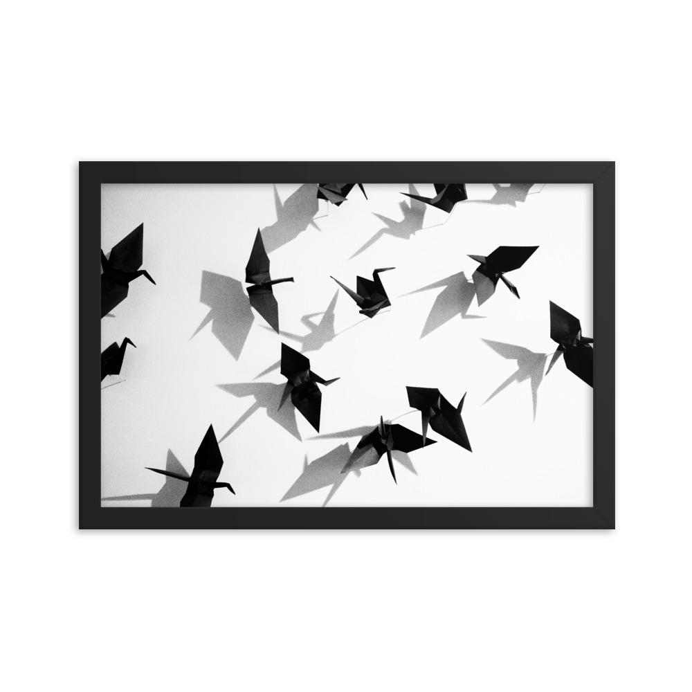 Papierkranich - Poster im Rahmen schwarz / 30x45 cm artlia
