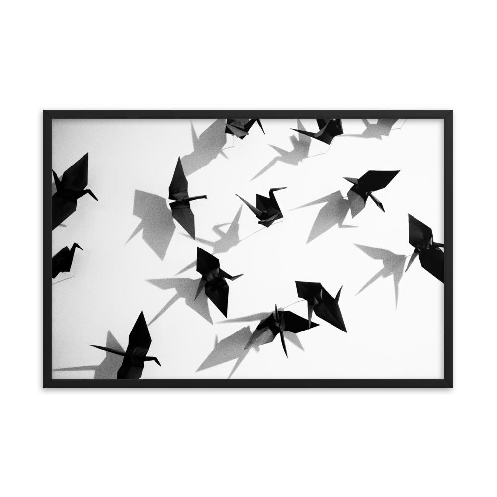 Papierkranich - Poster im Rahmen schwarz / 61x91 cm artlia