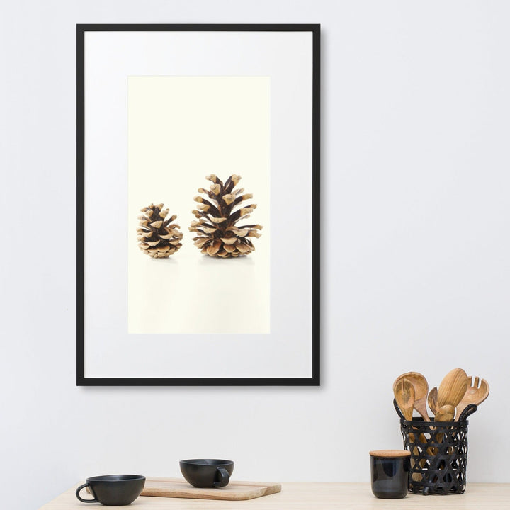 Pine Cone - Poster im Rahmen mit Passepartout artlia
