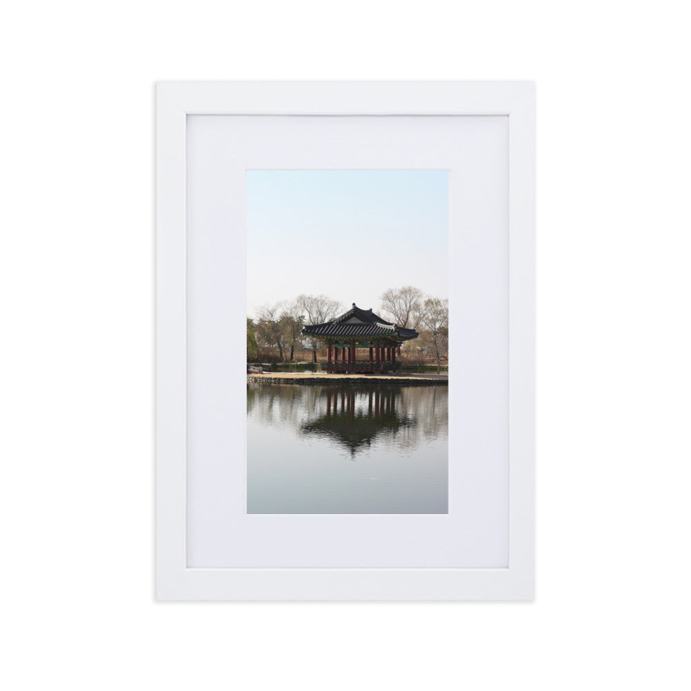 Poster mit Passepartout - Pavillon mitten im Wasser Weiß / 21×30 cm artlia