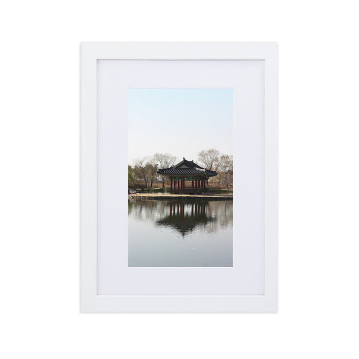 Poster mit Passepartout - Pavillon mitten im Wasser Weiß / 21×30 cm artlia
