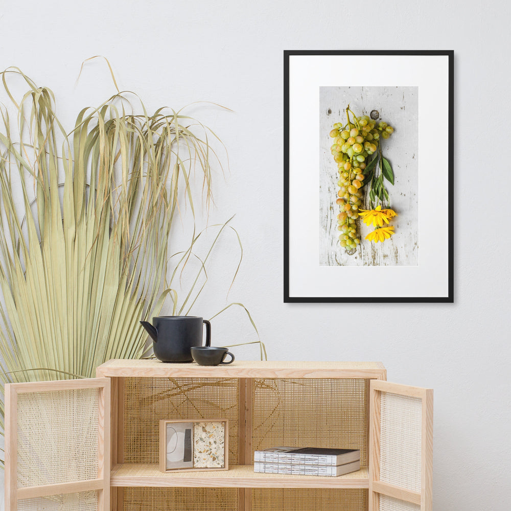 Poster mit Passepartout - Weintrauben und Blumen artlia