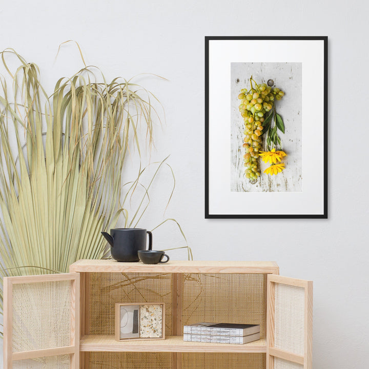 Poster mit Passepartout - Weintrauben und Blumen artlia