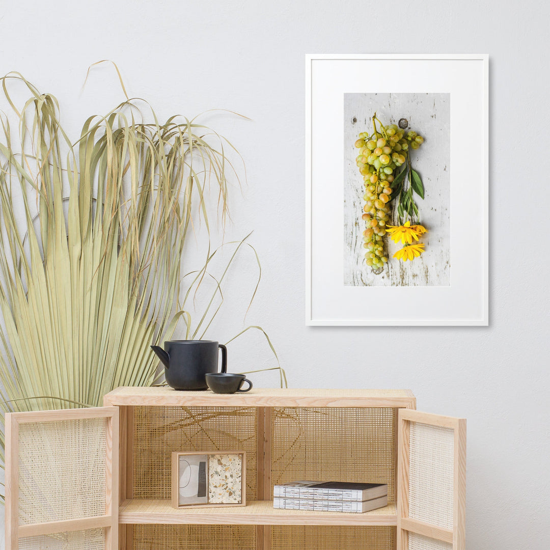 Poster mit Passepartout - Weintrauben und Blumen artlia