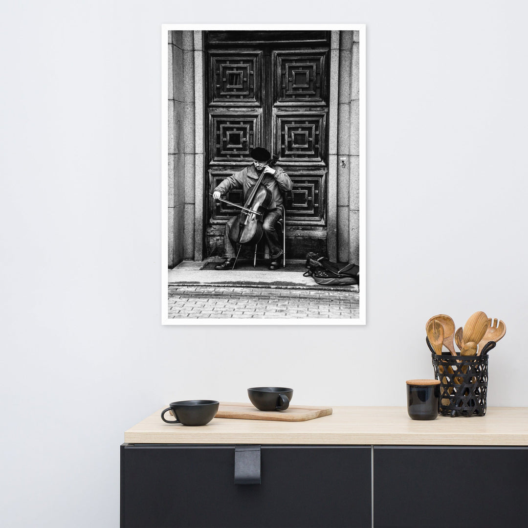 Poster mit Rahmen - A Cellist on the Street artlia