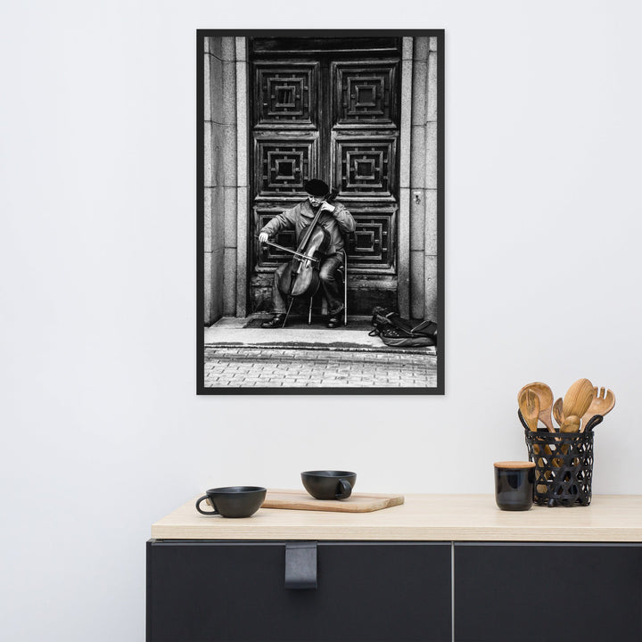 Poster mit Rahmen - A Cellist on the Street artlia