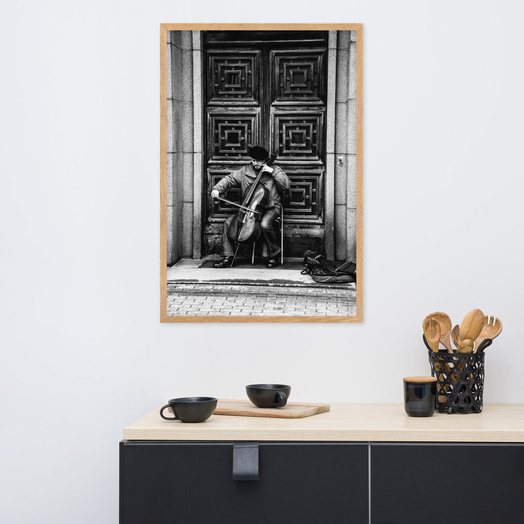 Poster mit Rahmen - A Cellist on the Street artlia