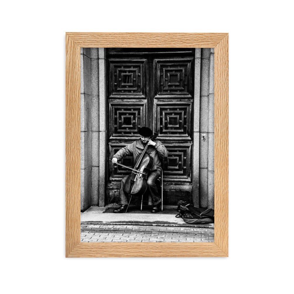 Poster mit Rahmen - A Cellist on the Street Oak / 21×30 cm artlia
