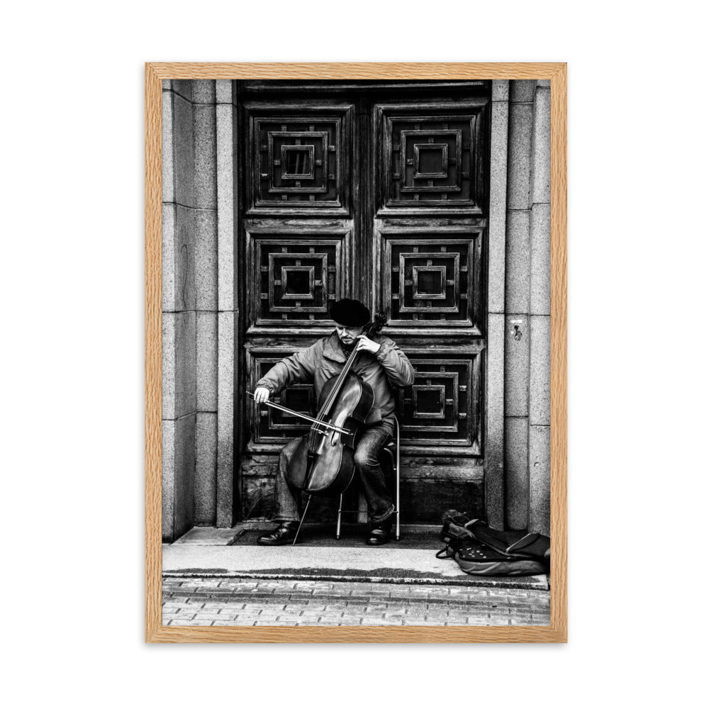 Poster mit Rahmen - A Cellist on the Street Oak / 50×70 cm artlia