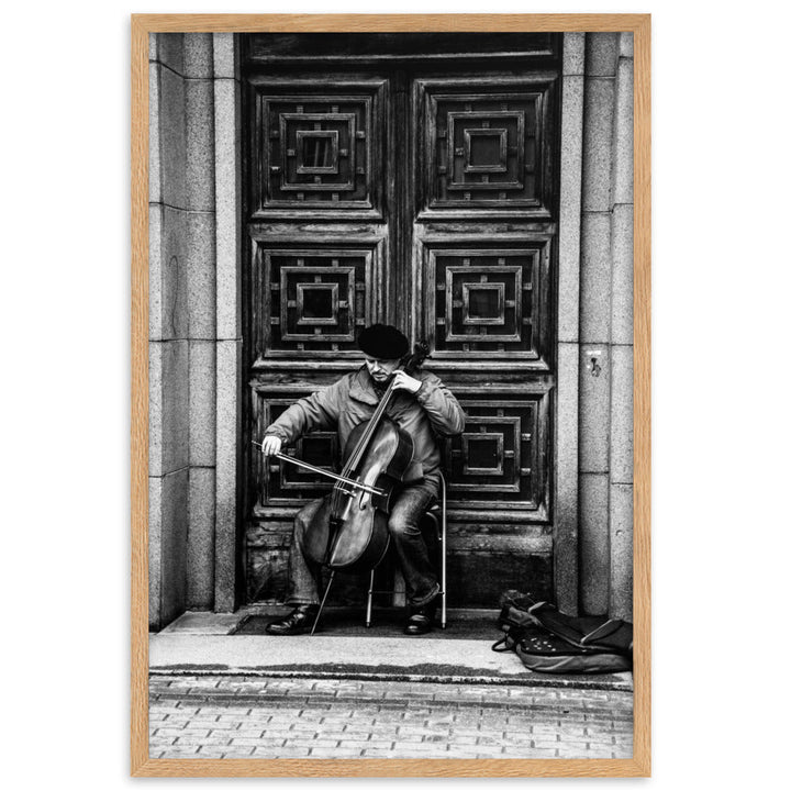 Poster mit Rahmen - A Cellist on the Street Oak / 61×91 cm artlia