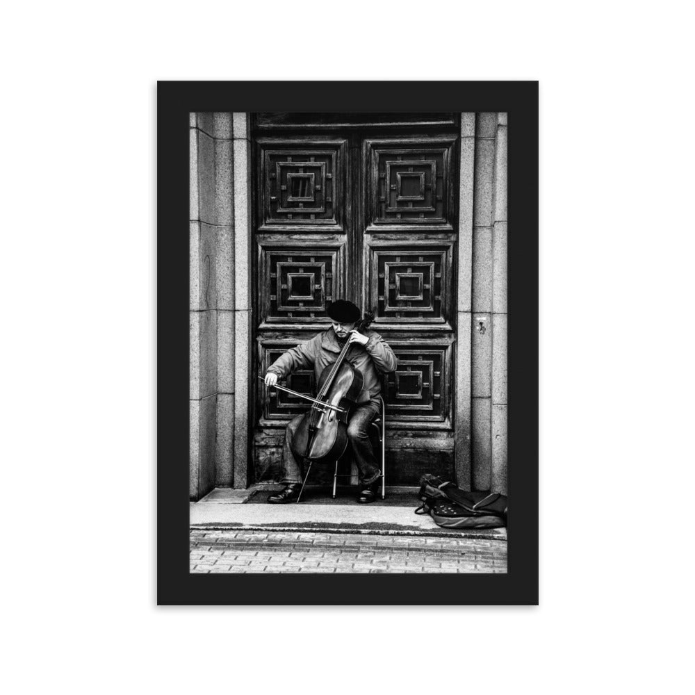Poster mit Rahmen - A Cellist on the Street Schwarz / 21×30 cm artlia