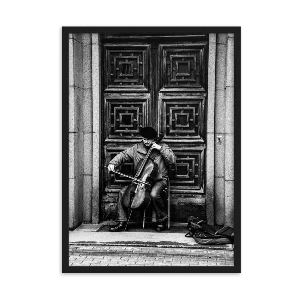 Poster mit Rahmen - A Cellist on the Street Schwarz / 50×70 cm artlia