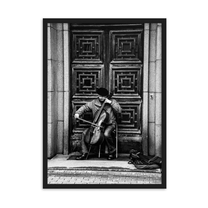 Poster mit Rahmen - A Cellist on the Street Schwarz / 50×70 cm artlia