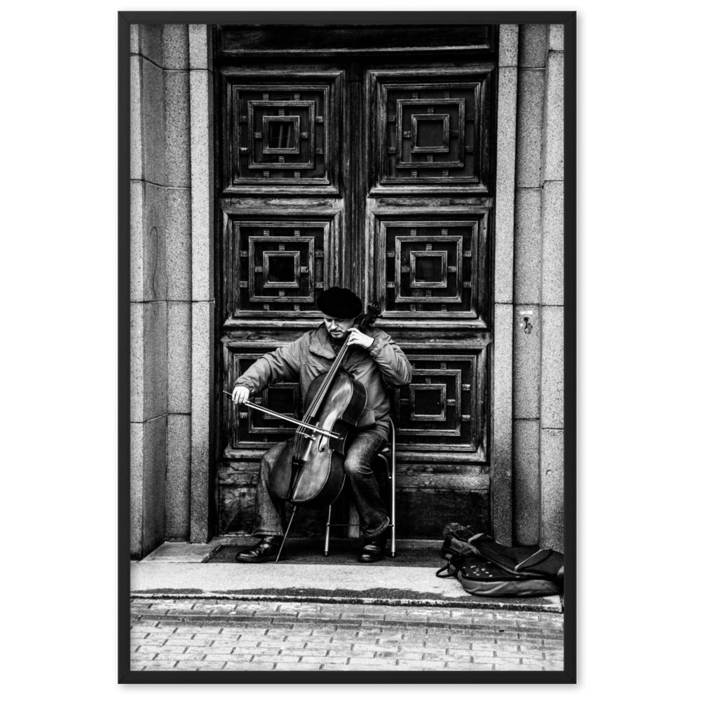 Poster mit Rahmen - A Cellist on the Street Schwarz / 61×91 cm artlia