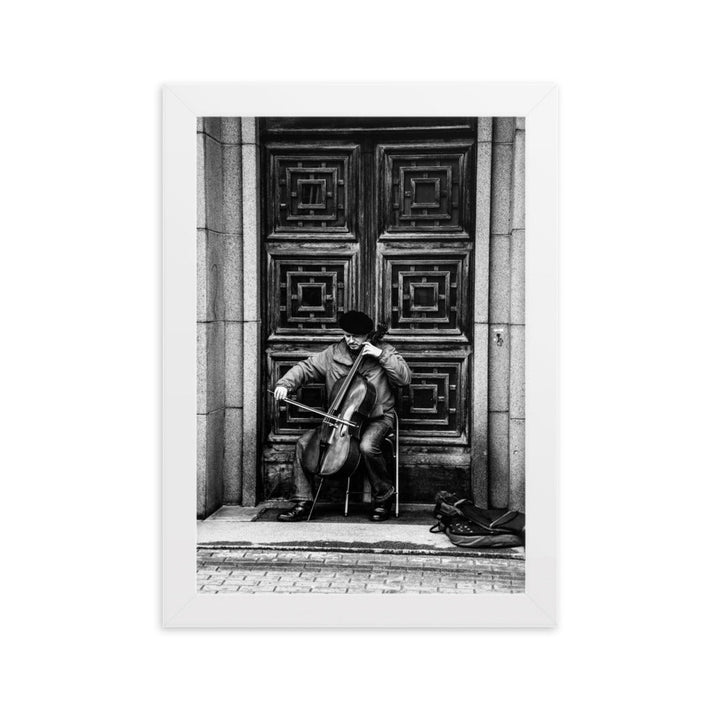 Poster mit Rahmen - A Cellist on the Street Weiß / 21×30 cm artlia
