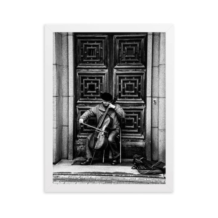 Poster mit Rahmen - A Cellist on the Street Weiß / 30×40 cm artlia