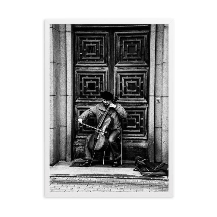 Poster mit Rahmen - A Cellist on the Street Weiß / 50×70 cm artlia