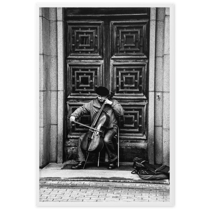 Poster mit Rahmen - A Cellist on the Street Weiß / 61×91 cm artlia