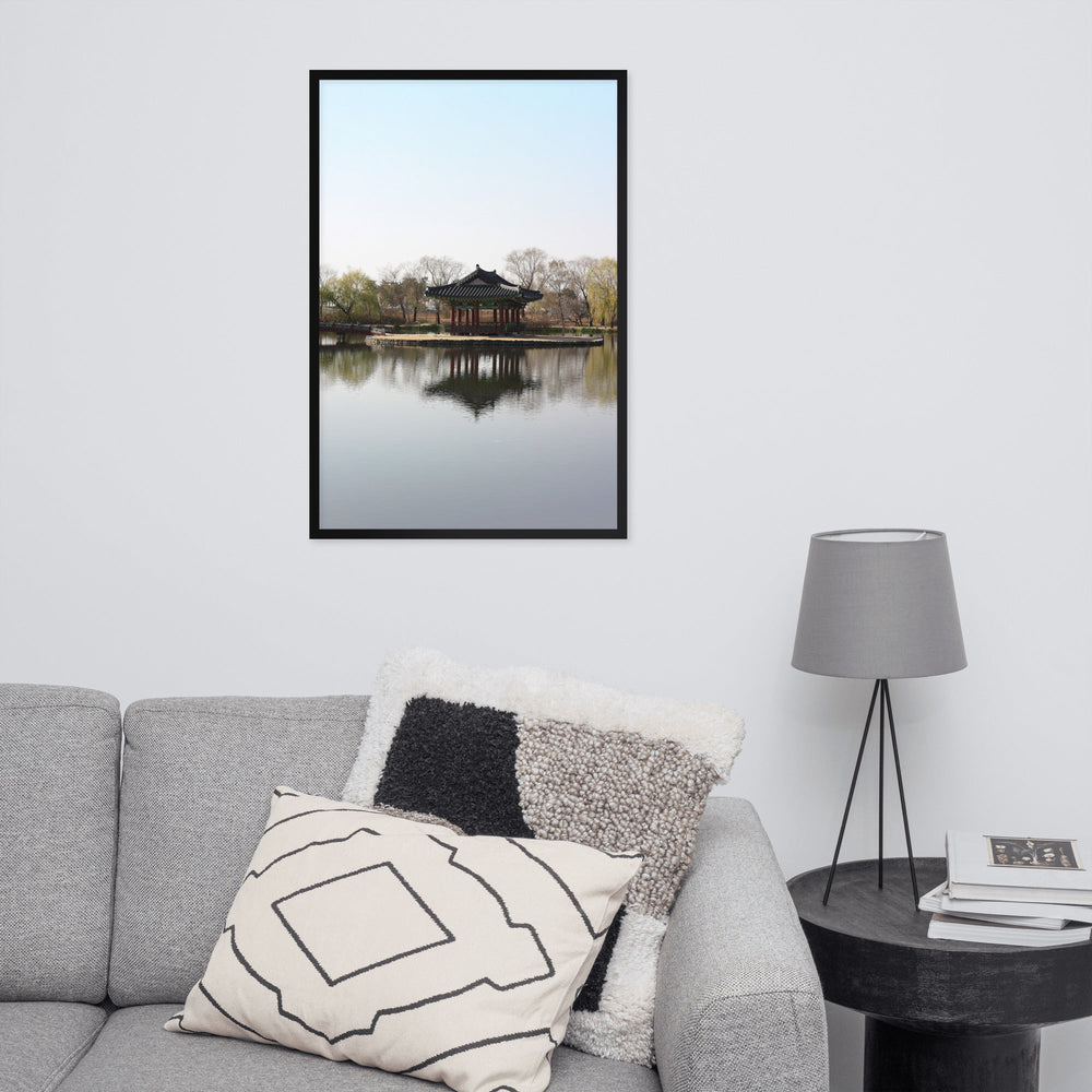Poster mit Rahmen - Pavillon mitten im Wasser artlia
