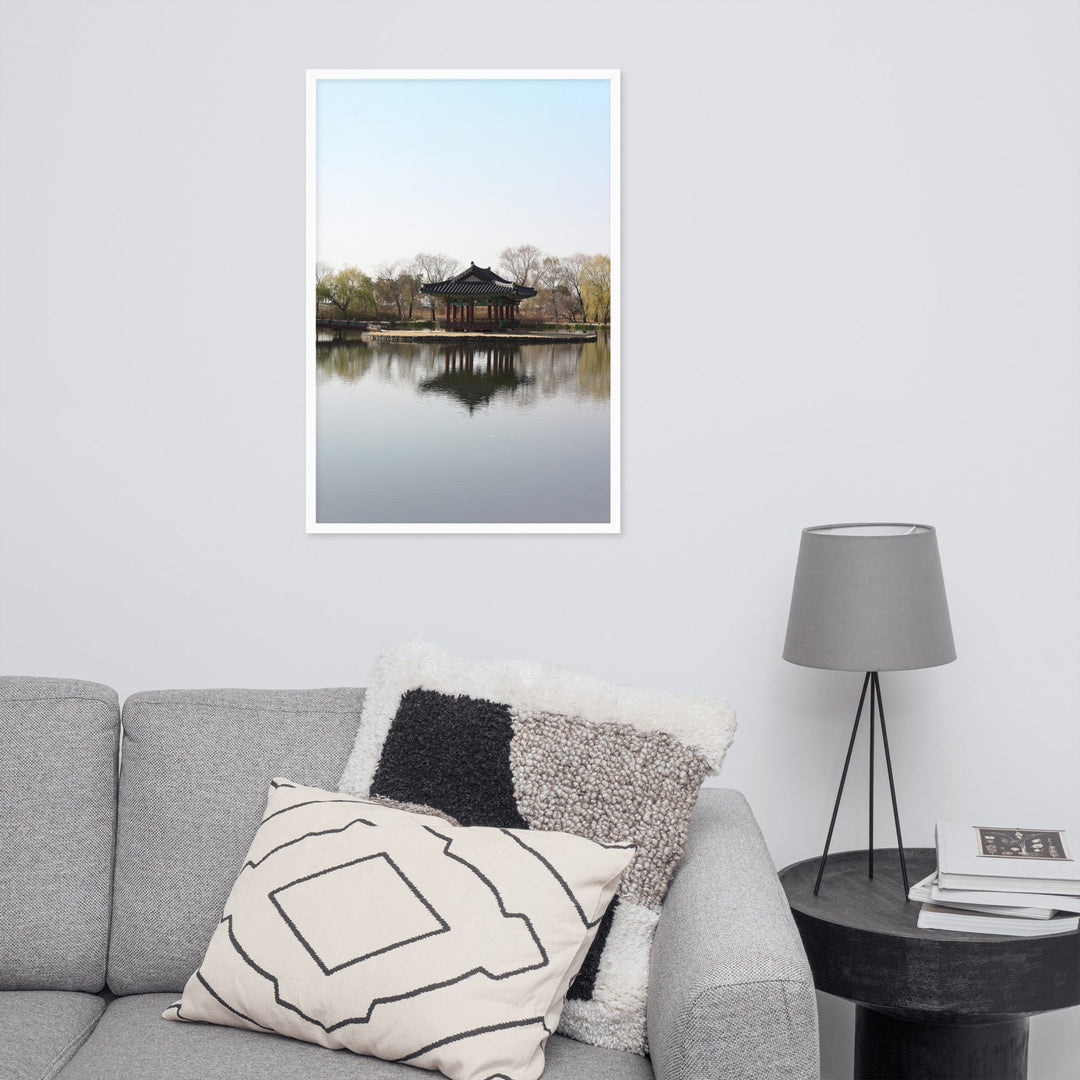 Poster mit Rahmen - Pavillon mitten im Wasser artlia