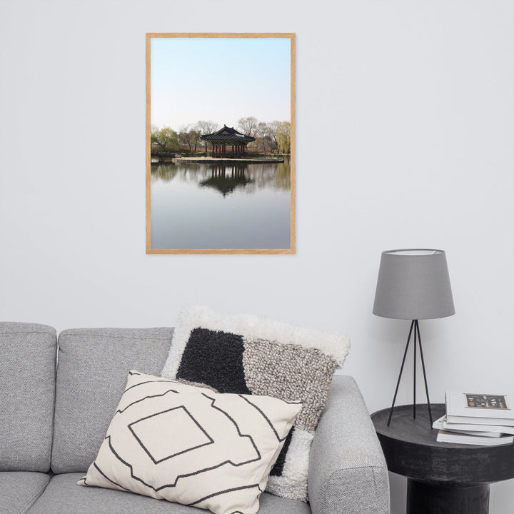 Poster mit Rahmen - Pavillon mitten im Wasser artlia