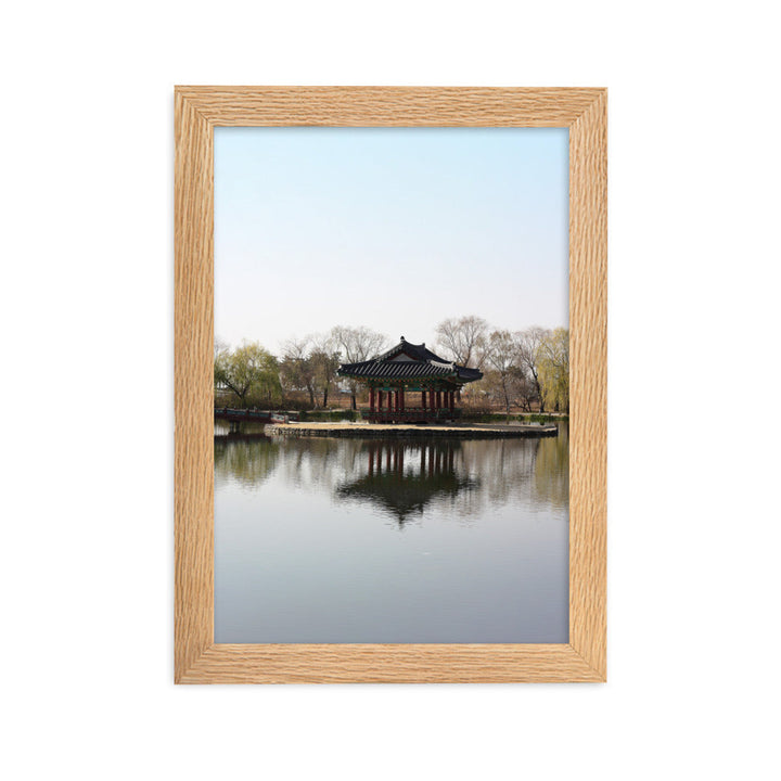 Poster mit Rahmen - Pavillon mitten im Wasser Oak / 21×30 cm artlia