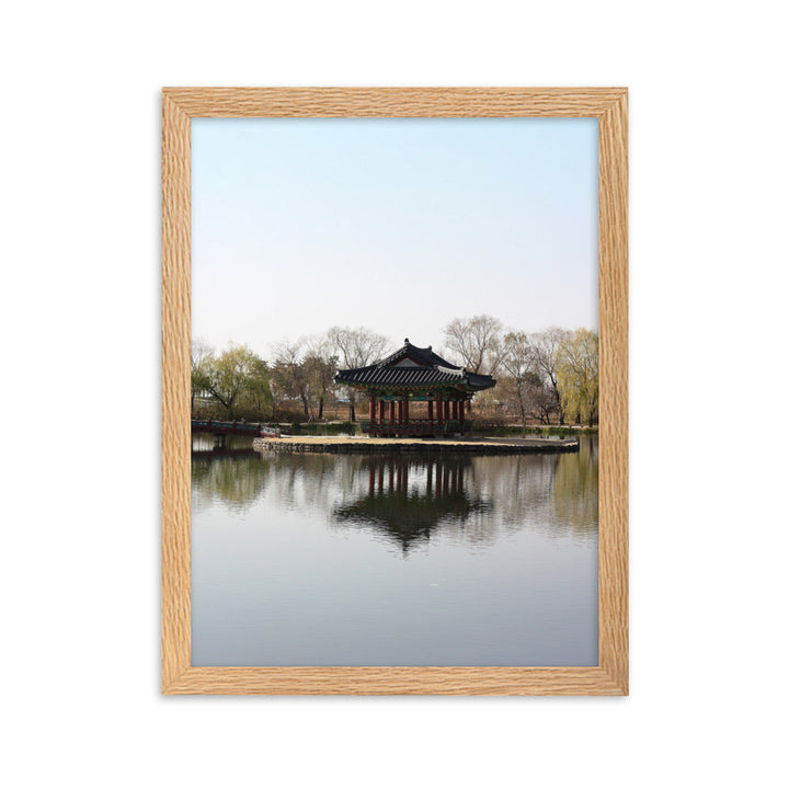 Poster mit Rahmen - Pavillon mitten im Wasser Oak / 30×40 cm artlia