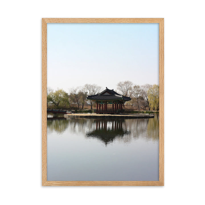 Poster mit Rahmen - Pavillon mitten im Wasser Oak / 50×70 cm artlia
