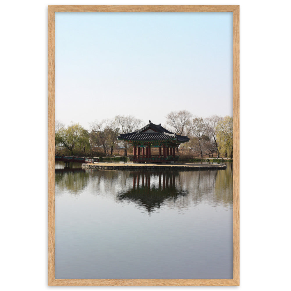 Poster mit Rahmen - Pavillon mitten im Wasser Oak / 61×91 cm artlia