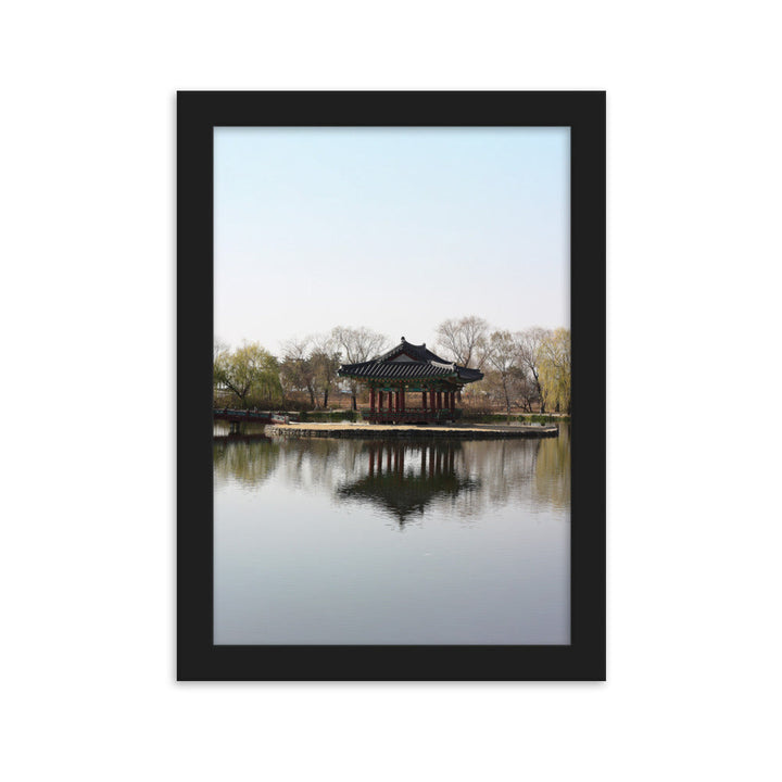 Poster mit Rahmen - Pavillon mitten im Wasser Schwarz / 21×30 cm artlia